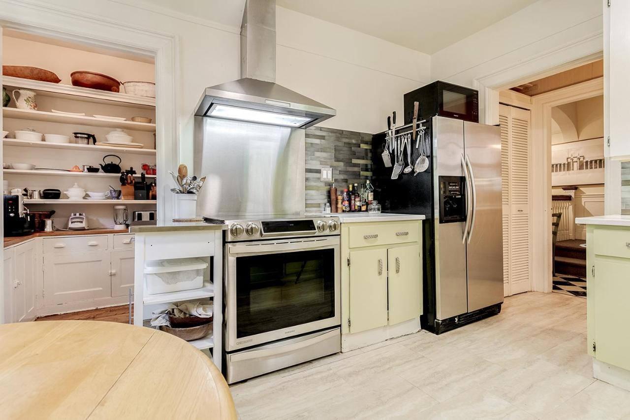 Four Bedroom Rosedale Home Торонто Екстериор снимка