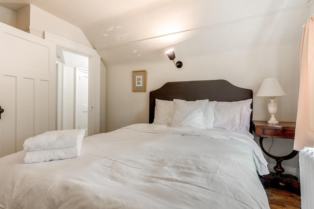 Four Bedroom Rosedale Home Торонто Екстериор снимка
