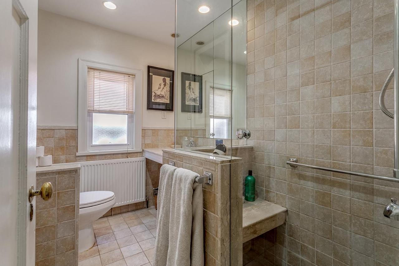Four Bedroom Rosedale Home Торонто Екстериор снимка